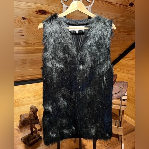 Gorgeous Black Faux Fur Vest Sweater Knit Back with Pockets - Picture 1 of 8